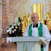 ▲	Kapłan gościł już w dąbrowskiej parafii 13 września, zapraszając wszystkich do udziału w spotkaniach.