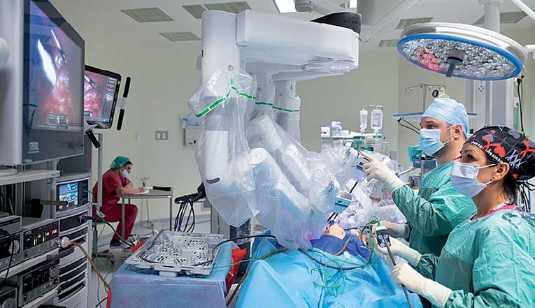 W sali operacyjnej oprócz pacjenta są np. osoby odpowiedzialne za wymianę narzędzi.