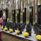 Abp senior Sławoj Leszek Głódź poświęcił Grób nr 2.