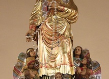Nad ołtarzem głównym góruje figura Maryi.