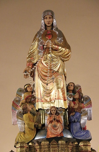 Nad ołtarzem głównym góruje figura Maryi.