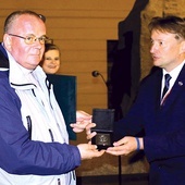 	Medal z rąk Pawła Dychta odbiera kierownik radomskiej redakcji GN  (z lewej).
