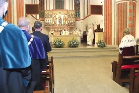 ▼	Środowisko uczelni przybyło na Eucharystię poprzedzającą inaugurację nowego cyklu zajęć.