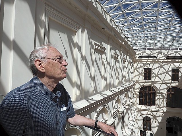 Artysta pod szklanym dachem dziedzińca Muzeum Książąt Czartoryskich, gdzie znajduje się „szkiełko” z tytułowego wiersza wyboru jego najnowszych poezji.