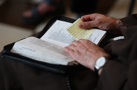 Głównym zadaniem uczestników jest medytacja Pisma Świętego.
