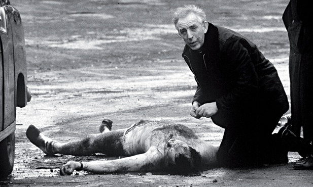 Marzec 1988. Dramatyczne zdjęcie ks. Aleca Reida przy zastrzelonym żołnierzu.