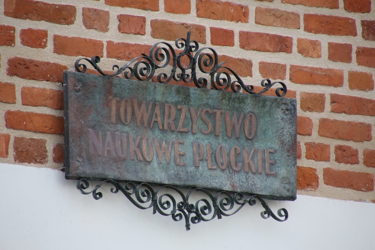 Fragment odnowionej elewacji zabytkowej XV-wiecznej kanonii Stanisława z Miszewa, która jest siedzibą Towarzystwa Naukowego Płockiego.