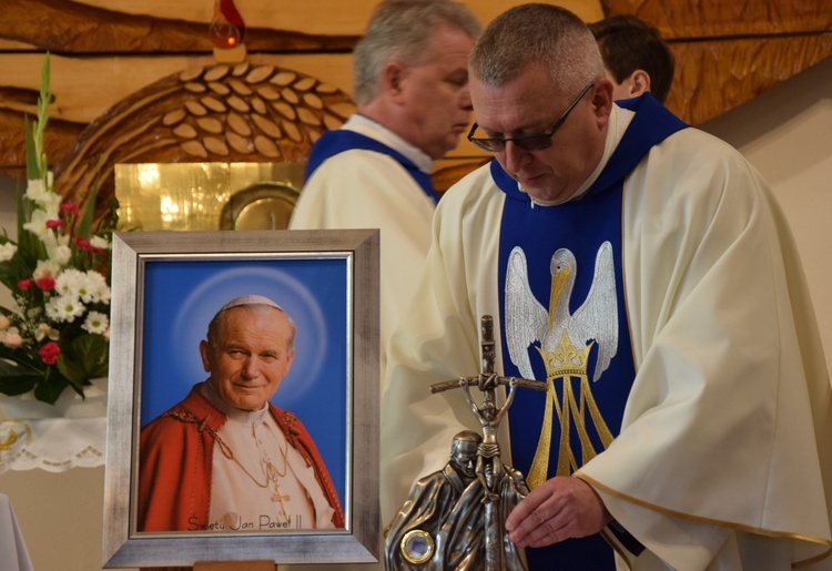Boczki Chełmońskie. Wprowadzenie relikwii św. Jana Pawła II.