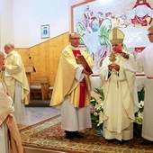 Abp Mieczysław Mokrzycki przekazał dar wspólnocie parafialnej.