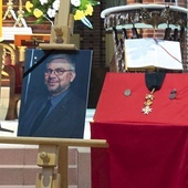 Obok zdjęcia zmarłego umieszczone były jego krzyż maltański i odznaczenia.
