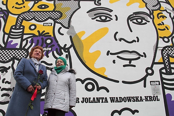 Pediatra (z lewej) przed poświęconym jej katowickim muralem. Z prawej pielęgniarka Wiesława Wilczek, także pomagająca najmłodszym mieszkańcom Szopienic.