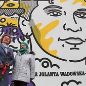 Pediatra (z lewej) przed poświęconym jej katowickim muralem. Z prawej pielęgniarka Wiesława Wilczek, także pomagająca najmłodszym mieszkańcom Szopienic.