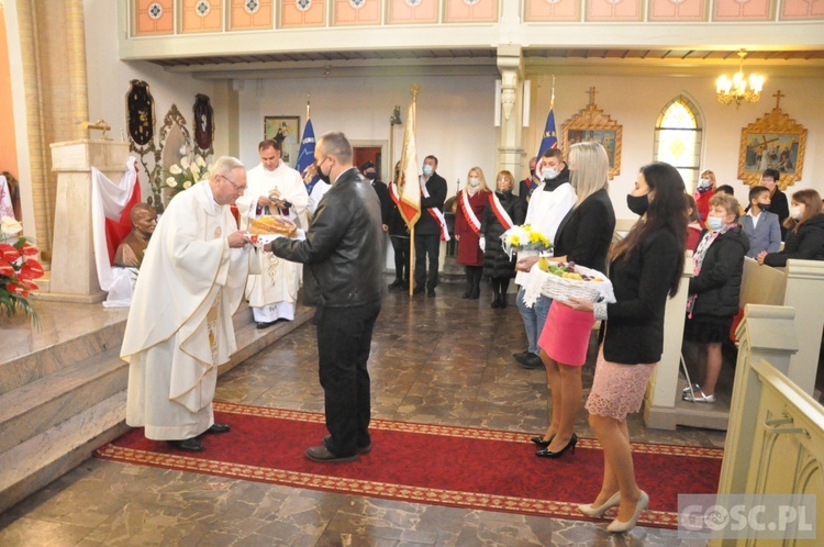 Nadanie imienia św. Jana Pawła II szkole podstawowej w Trzebiczu