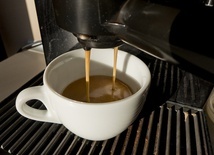 Rz: Kawiarnie stracą, Polacy parzą kawę w domu
