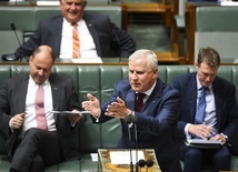 Premier Australii Michael McCormack przemawiający w parlamencie