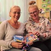 Barbara Biegun (z lewej) i Kamila Drzewiecka oraz ich pomoc dla rodziców w nauce modlitwy „Zdrowaś, Maryjo”.