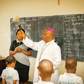 John Ebebe Ayah, biskup diecezji Uyo, poświęcił szkołę w Dniu Edukacji Narodowej. Było to ogromne święto dla tamtejszej społeczności, do którego przygotowywała się przez wiele dni.