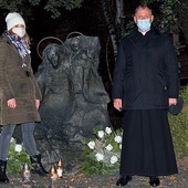 	Ks. Sławomir Adamczyk i Kamila Rzepka przy figurze Maryi Matki Życia, gdzie odmówiono modlitwę różańcową. 