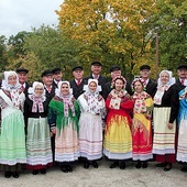 W październiku zespół został uhonorowany odznaczeniem „Zasłużony dla Kultury Polskiej”.