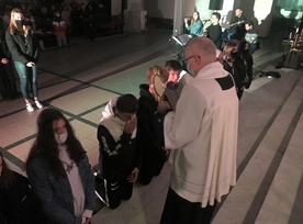 Podczas apelu młodych proboszcz ks. Mariusz Wincewicz udzielił błogosławieństwa Najświętszym Sakramentem.