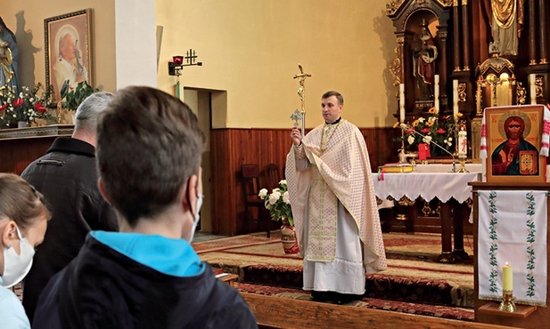 Ks. Wołodymyr Lytwyniw w czasie Liturgii sprawowanej w kaplicy zakładu opiekuńczo-leczniczego sióstr boromeuszek w Gliwicach.