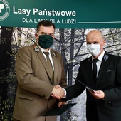 Umowę podpisali (od lewej): Andrzej Matysiak i Marek Kret.