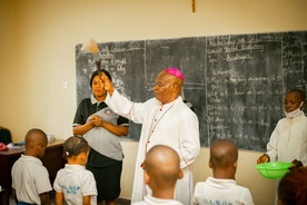 John Ebebe Ayah, biskup diecezji Uyo, poświęcił szkołę w Dniu Edukacji Narodowej. Było to ogromne święto dla tamtejszej społeczności, do którego przygotowywała się przez wiele dni.