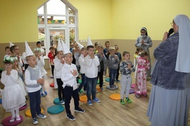 Dzieci z bielawskiego przedszkola przygotowały niespodziankę siostrze misjonarce.