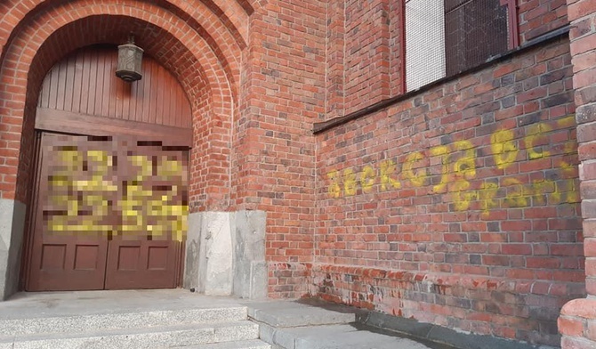 Prowokacyjne napisy i protesty w warszawskich kościołach 