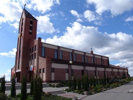 W 2000 r. bp Stanisław Wielgus poświęcił kościół pw. Ducha Świętego w Mławie.