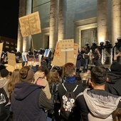 Katowice. Manifestacje przed katedrą