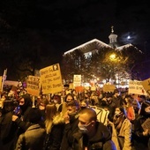 Katowice. Kolejny dzień manifestacji przed katowicką katedrą