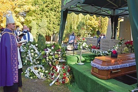 ▲	Pochowany został na cmentarzu Łostowickim w Gdańsku.
