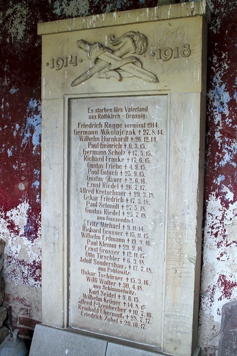 W mauzoleum znajduje się lista upamiętniająca tutejszych mężczyzn poległych na frontach I wojny światowej.