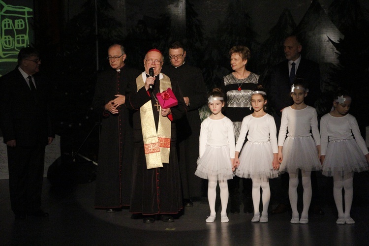 Śp. bp Józef co roku starał się być na spotkaniach bożonarodzeniowych w międzyborowskiej szkole.