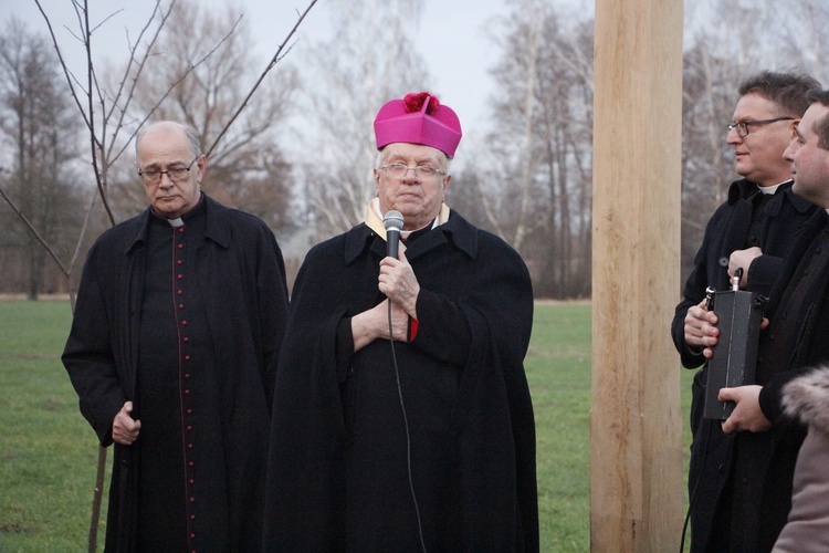 14.12.2019 r. - poświęcenie krzyża na jednej z ulic w Grądach.