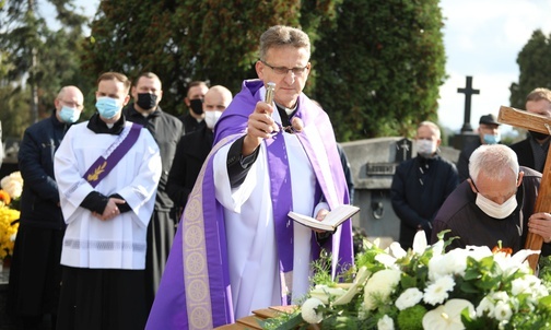 Modlitwy na cmentarzu przy grobowcu salezjanów poprowadził ks. dyrektor Dariusz Bartocha SDB.