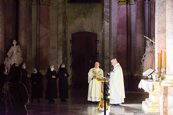 Nocna liturgia w krzeszowskim sanktuarium.