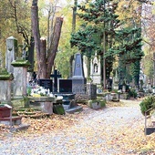 Puste nekropolie 1 i 2 listopada nie oznaczały, że zabrakło modlitwy za zmarłych.