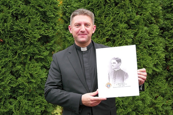 ▲	Kapłan prezentuje portret bł. ks. Michaela McGivneya, który został wyniesiony na ołtarze 31 października br.