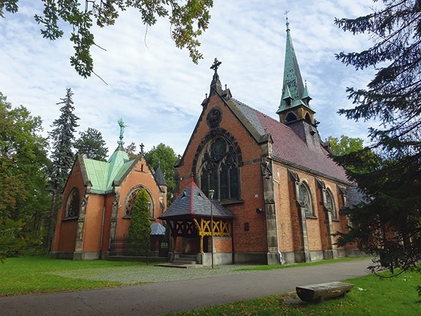 ▲	Kaplica grobowa (1903–1905) przy kościele Dobrego Pasterza w Świerklańcu.  