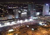 30 października, Warszawa. Uczestnicy protestu pod hasłem „Na Warszawę!” idą ulicą Marszałkowską.