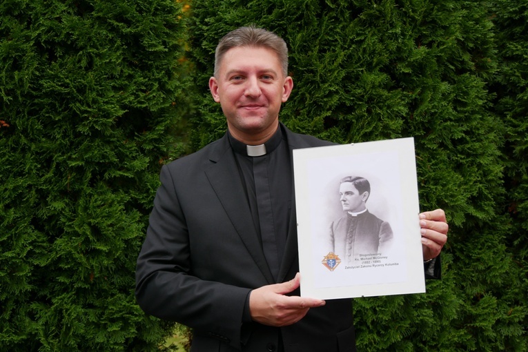 Kapłan prezentuje portret bł. ks. Michaela McGivneya, który został wyniesiony na ołtarze 31 października br.