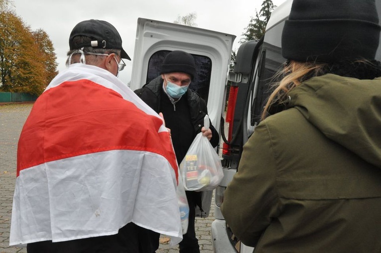 Przekazanie paczek uchodźcom z Białorusi.