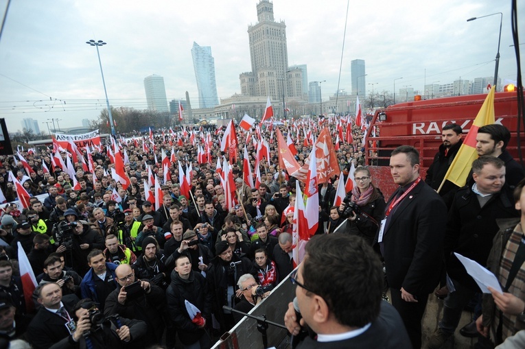 W warszawskim Marszu Niepodległości co roku szły dziesiątki tysięcy osób.