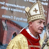 Bp Jeż: Kościół, chociażby miał stracić połowę wiernych, będzie głosił prawdę o człowieku i jego godności