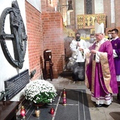 Abp Józef Górzyński pokropił wodą święconą i okadził groby biskupów warmińskich.