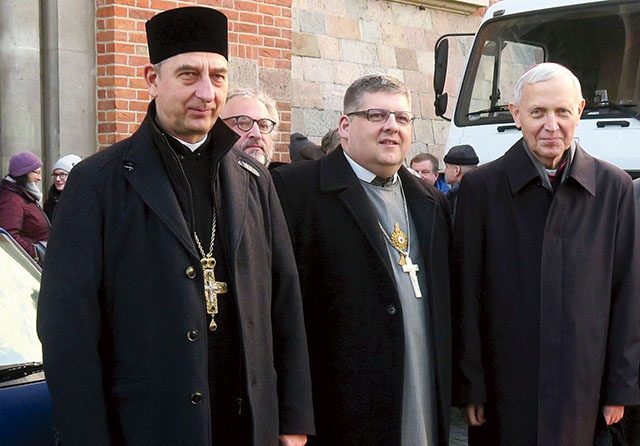 ▲	Na Tumskim Wzgórzu (od lewej): ks. Eliasz Tarasiewicz,  ks. Szymon Czembor, bp Maria Karol Babi, bp Piotr Libera.