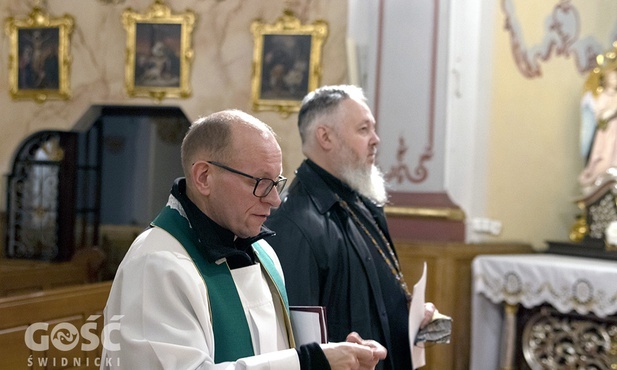 Ks. Krzysztof Ora i ks. Piotr Nikolski w czasie modlitwy.