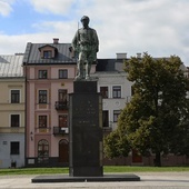 Delegacje złożą kwiaty pod pomnikiem Czynu Legionów.